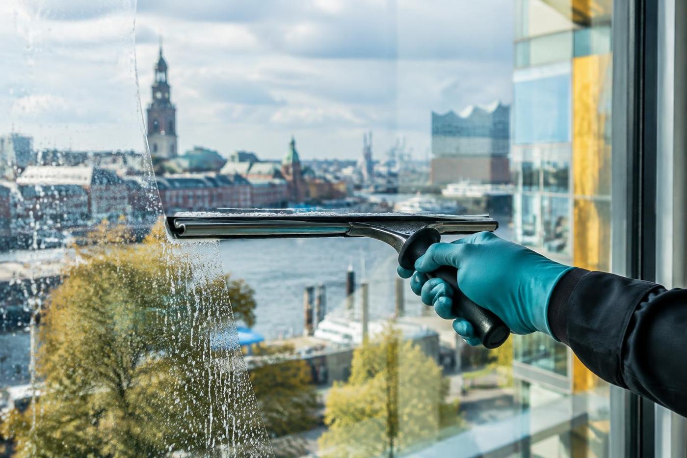 Glasreinigung: Abzieher auf einer Fensterscheibe mit Blick über Hamburg