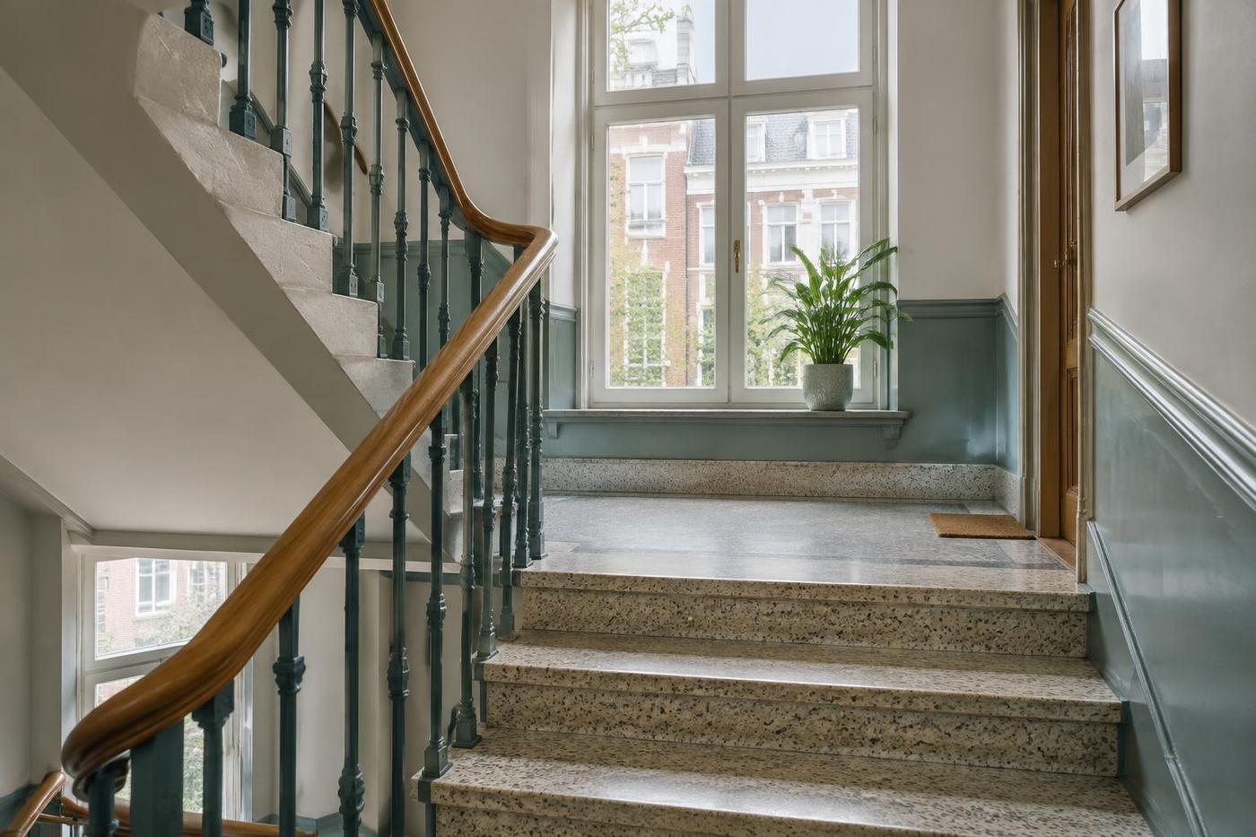 Treppenhausreinigung: sauberes Treppenhaus mit Holzhandlauf